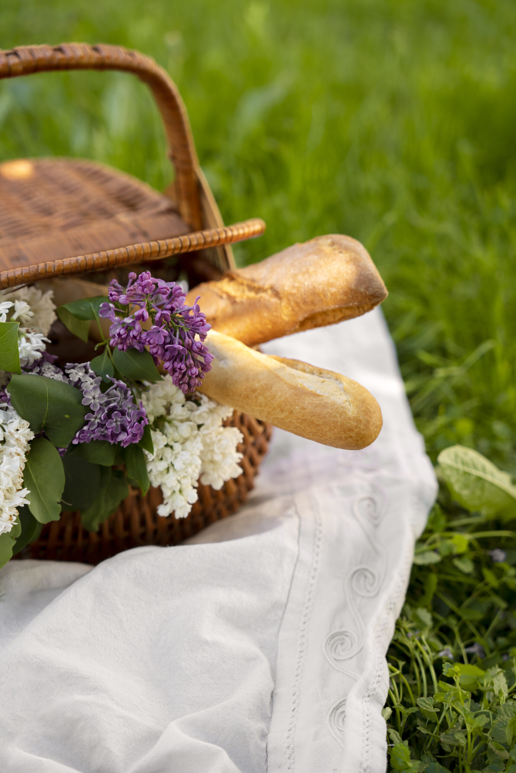 panier-a-angle-eleve-avec-fleurs-et-baguettes